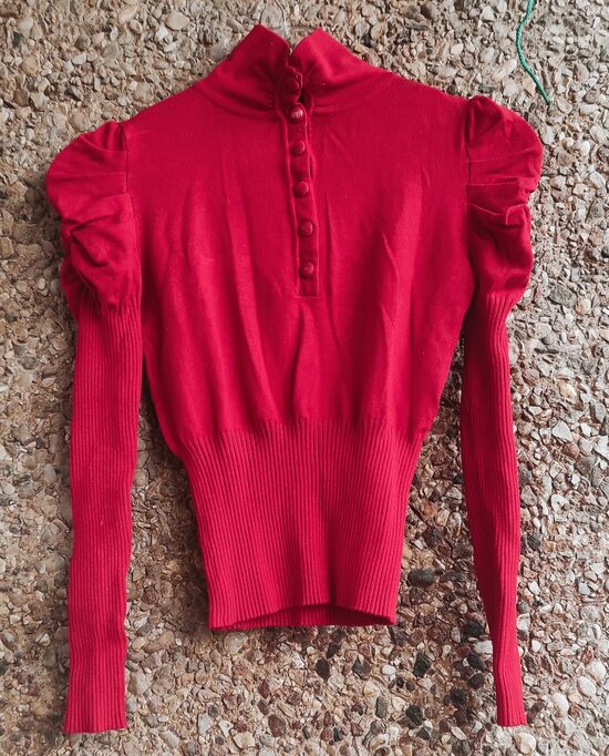 Kırmızı süslü kazak