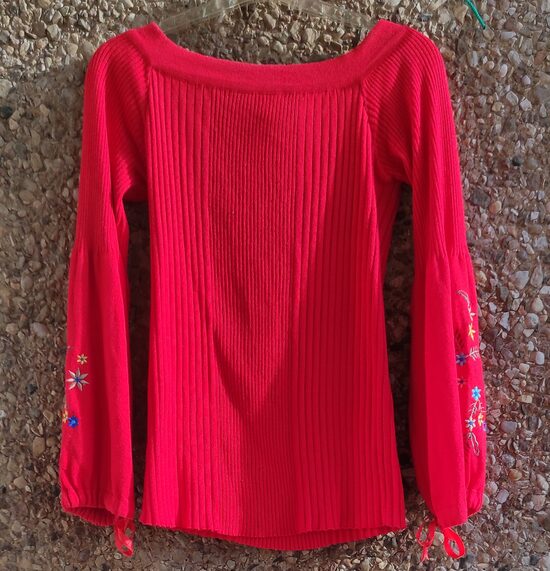 Ayarlanabilir kol uçlarına sahip ince kazak