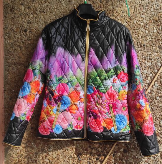 Dygsniuota striukė su rožėmis