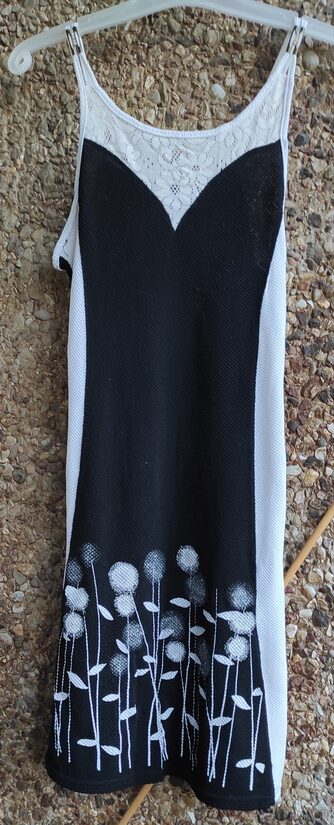 Beyaz çiçekli siyah yazlık elbise