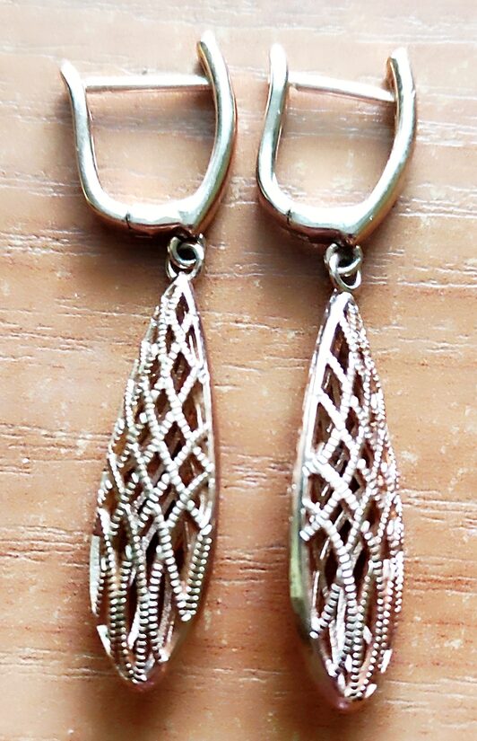 Stylish engraved earrings