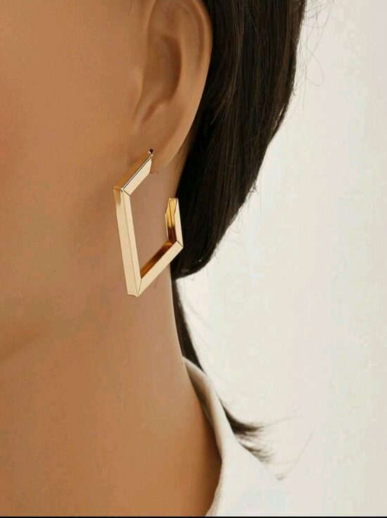 Diamond-shaped stud earrings