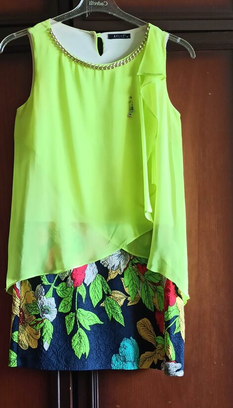 Çiçeklerle süslenmiş özel gün elbisesi